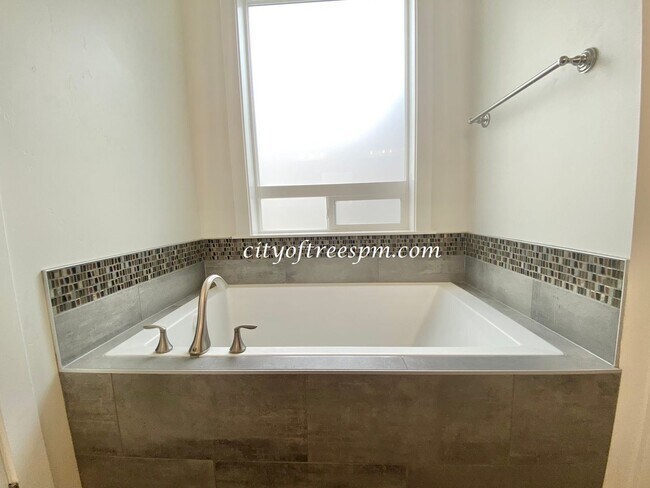 Building Photo - 3 br, 2 bath House - 8934 E Sego Lily Dr