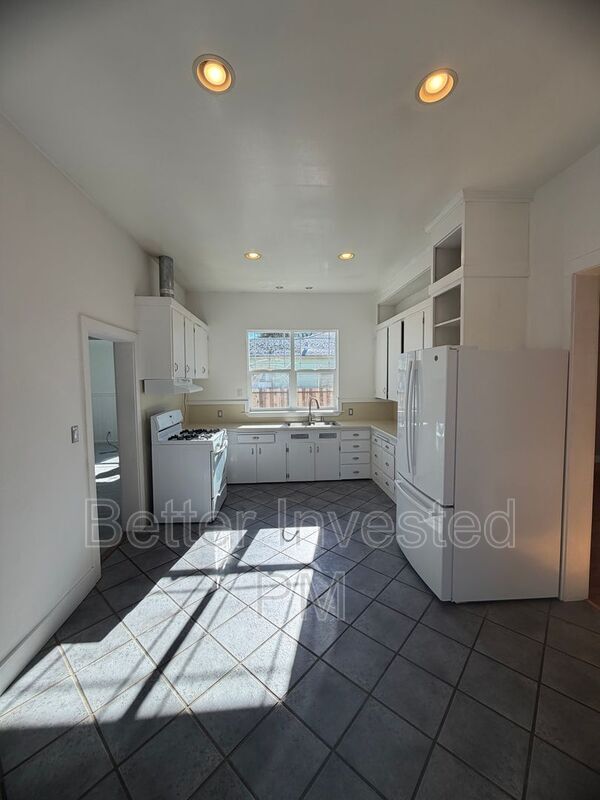 Building Photo - 559 N Oak St