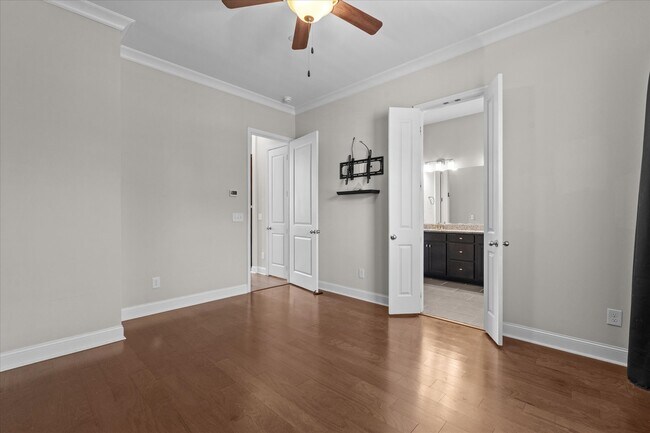 Building Photo - 1024 Moorewood Ln S E