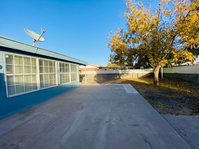 Building Photo - 4/2 Home with a backyard!