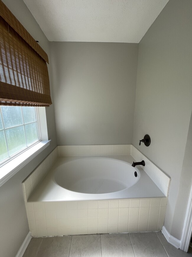 Building Photo - 126 Cross Creek Dr