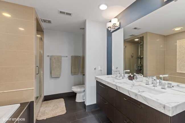 Building Photo - 1555 N Talman Ave