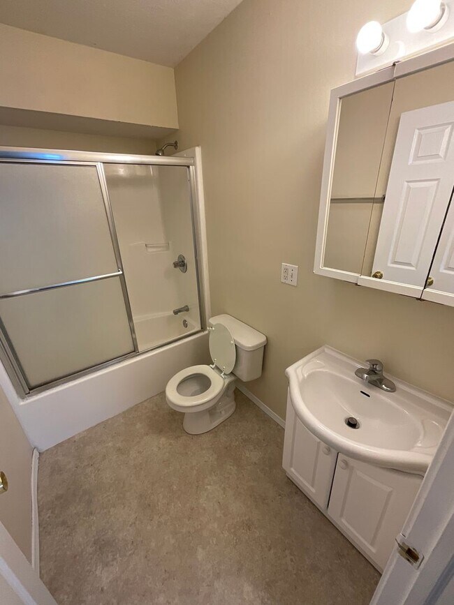 Building Photo - *2027* 4 Bed!! BIG GROUP OPTION!!! 18-20!!