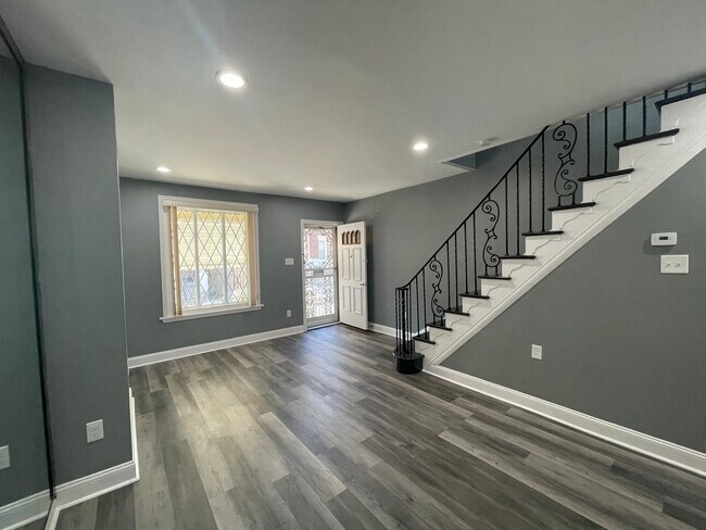 Building Photo - 1611 S Yewdall St