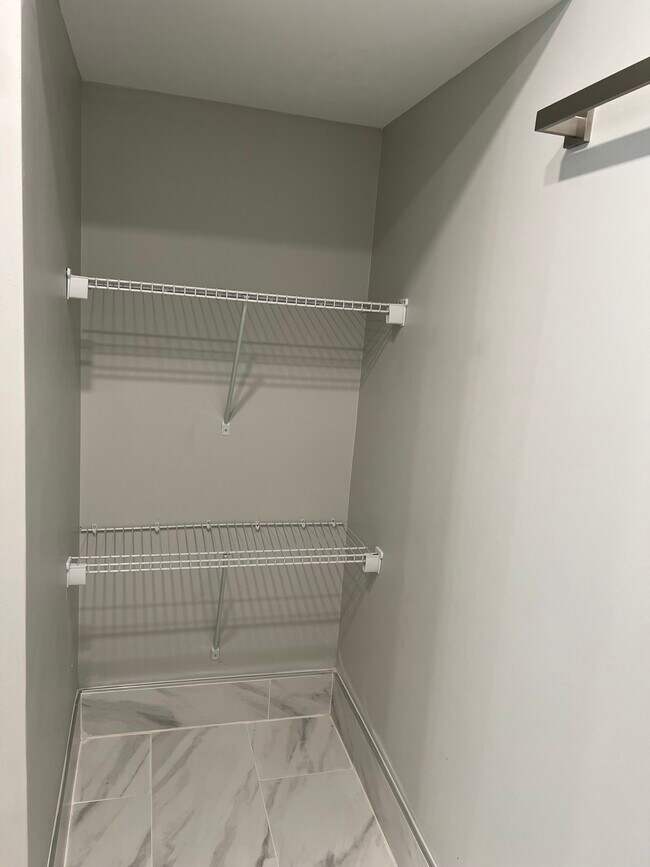 Building Photo - 1833 N Sawyer Ave