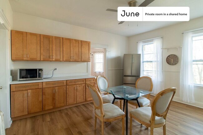 Building Photo - Room in Shared 4 bed/1 bath home in Dorchester Center