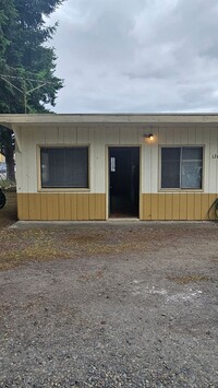 Building Photo - 1 bedroom duplex close to shopping