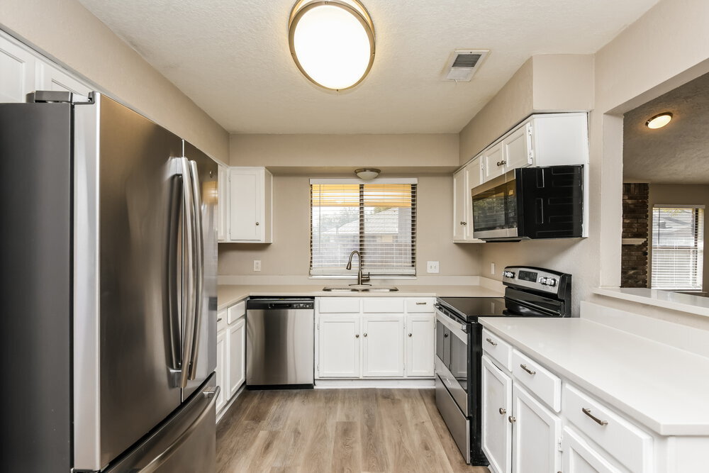 Building Photo - 2609 S Meadow Dr