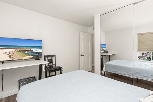 Building Photo - 3BR/2BA Condo with Vaulted Ceilings, Close Proximity to UCSD and Medical Centers! Available APRIL...