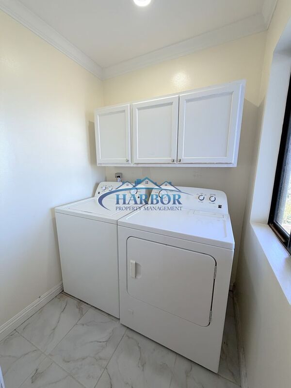 Building Photo - 827 W 22nd St