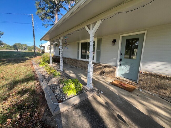 Building Photo - $300 0ff First Months Rent!