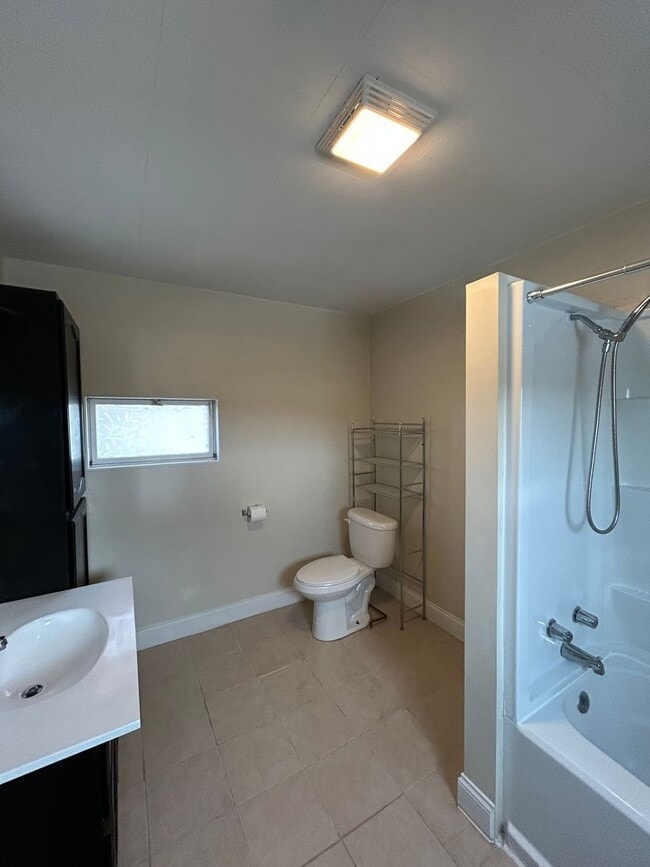 Building Photo - 1121 E 3rd St