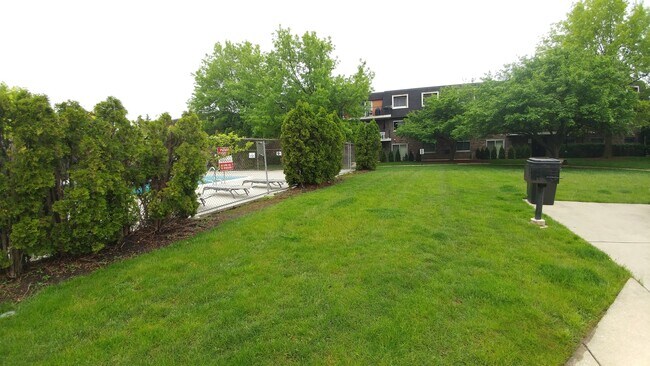 Building Photo - 3855 N Parkway Dr