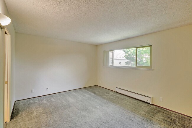 Building Photo - 2bed/2.5bath Townhouse with Updated Kitchen!