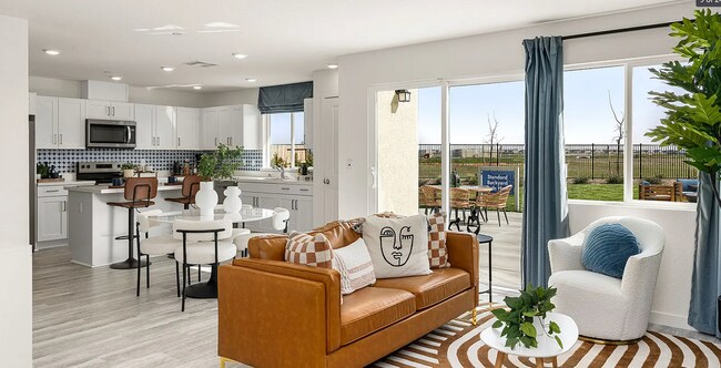 Building Photo - Beautiful Roseville Home! Please read entire ad for viewings!