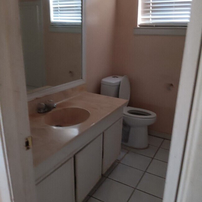 Building Photo - 13807 Towne W Blvd