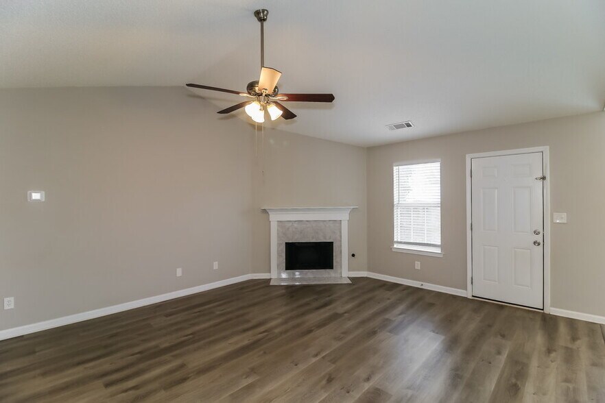 Building Photo - 604 Fieldcrest Dr