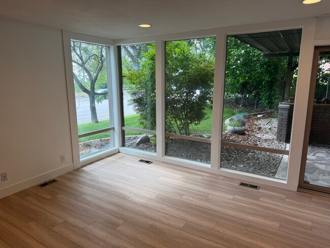 Building Photo - Foothill Dr