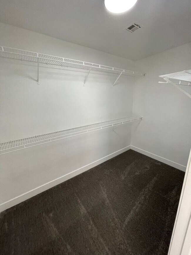 Building Photo - Beautiful 4 bedroom home located in the Sh...