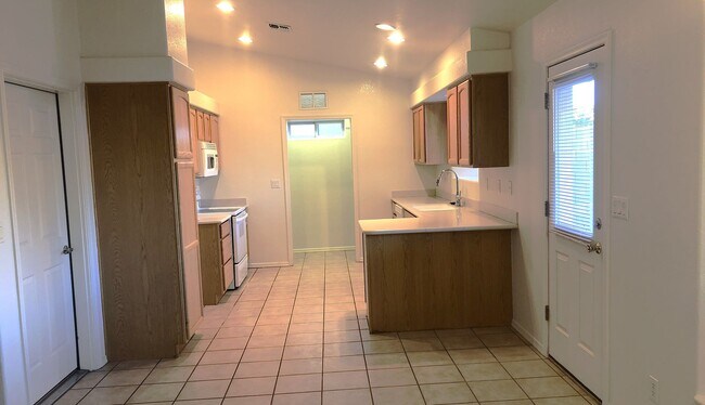 Building Photo - 3+2 Stylish and comfortable place to call home!