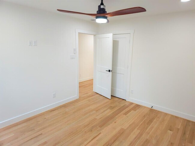Building Photo - 14 Lehigh Springs Dr