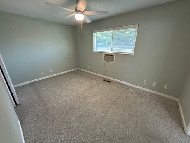 Building Photo - 2647 W Evergreen Ct