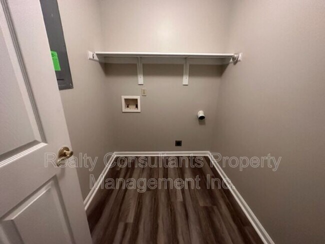 Building Photo - 800 Folly Ct