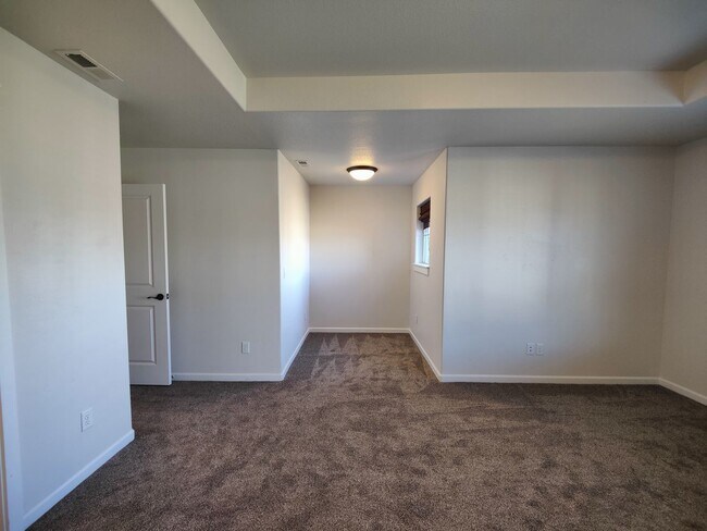 Building Photo - Beautiful 3x2.5 with fenced patio and upstairs bonus area