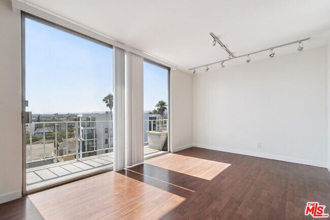 Primary Photo - 100 S Doheny Dr
