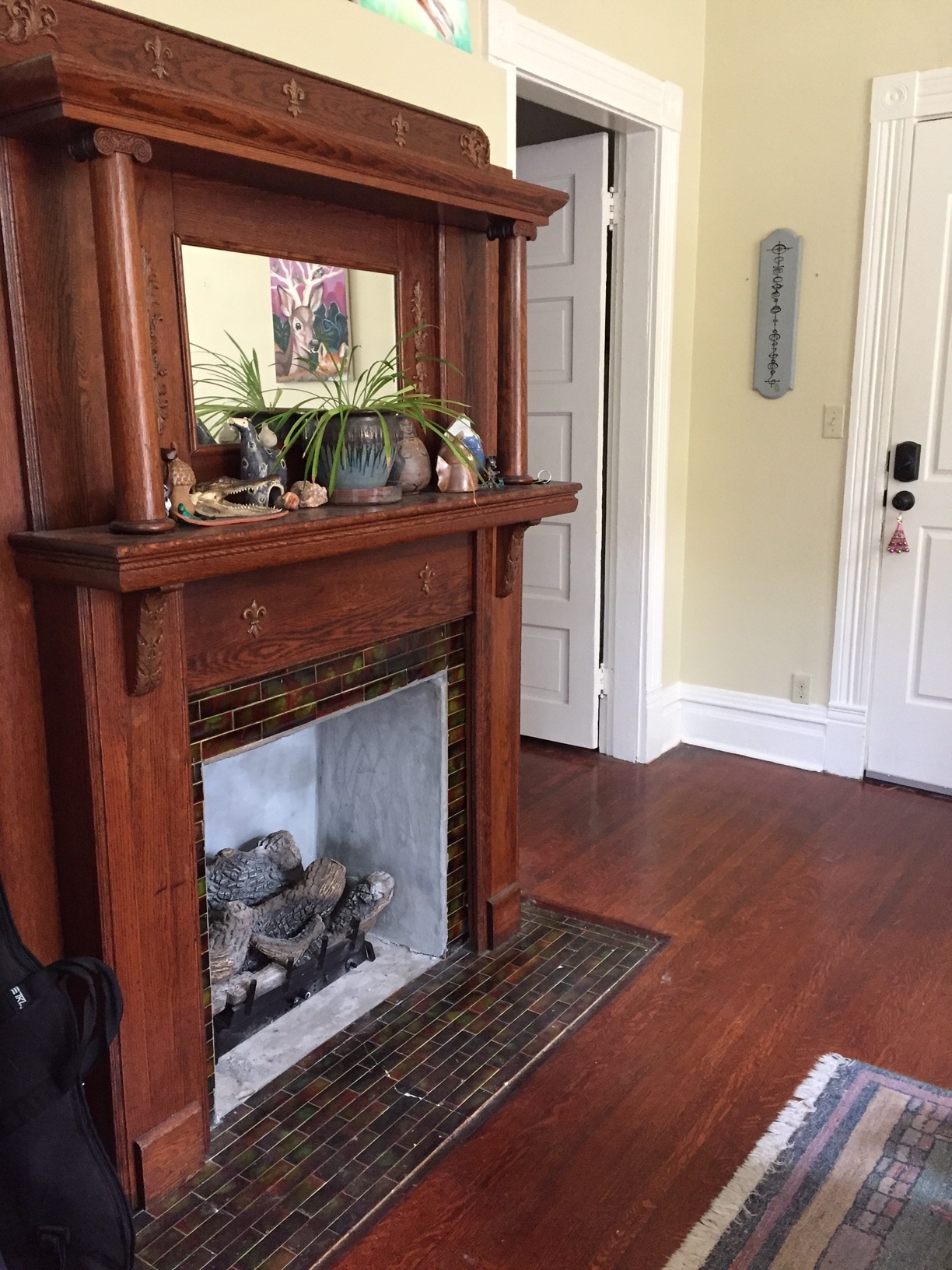Spacious living room, gas fireplace 1 - 916 Scott St