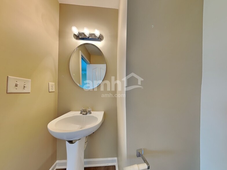 Building Photo - 533 Wrayhill Dr