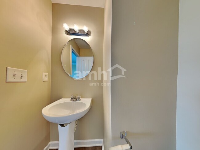 Building Photo - 533 Wrayhill Dr