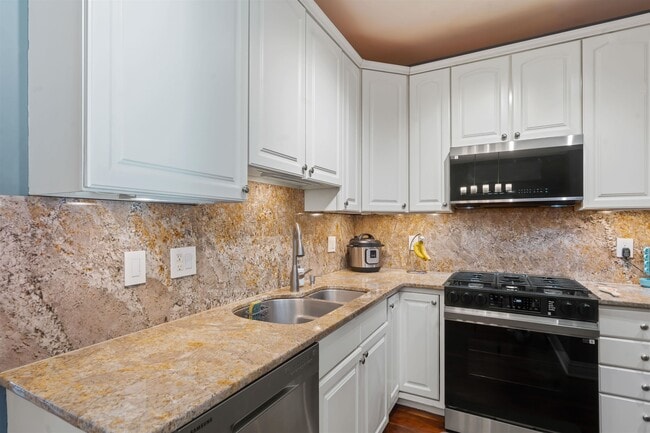 Building Photo - 292 Roslyn Ct