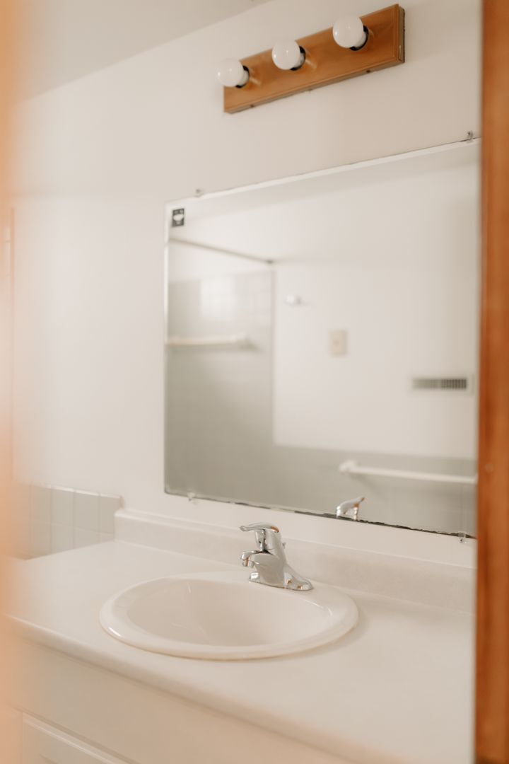 Building Photo - 533 Maple Square