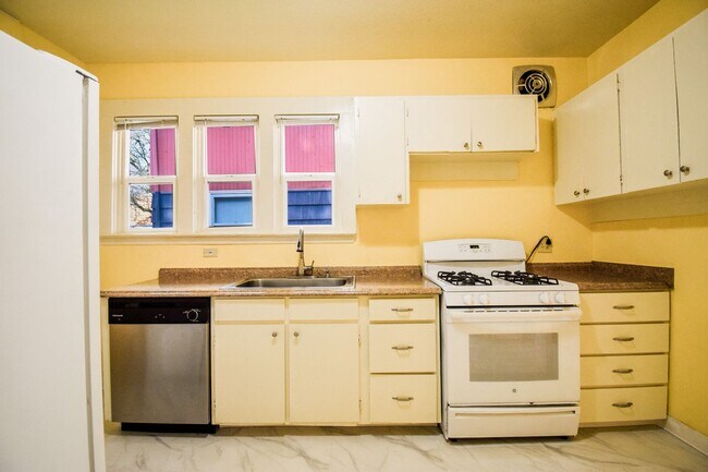 Building Photo - Spacious 4BD/2BA Two-Story Home w/ Fenced Yard & Huge Basement! Pets OK!