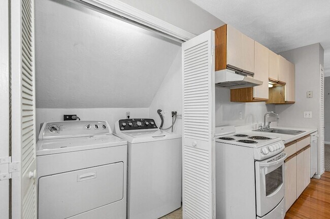 Building Photo - 16 Epping St