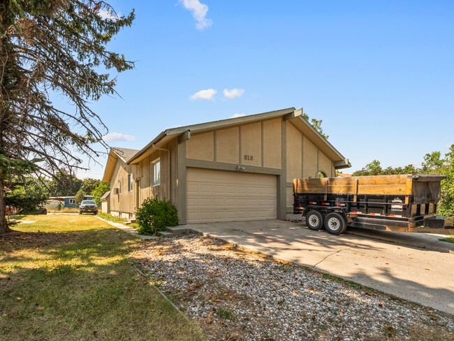 Building Photo - 515 S 11th Ave