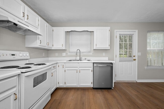 Building Photo - 2426 Willowbrook Dr