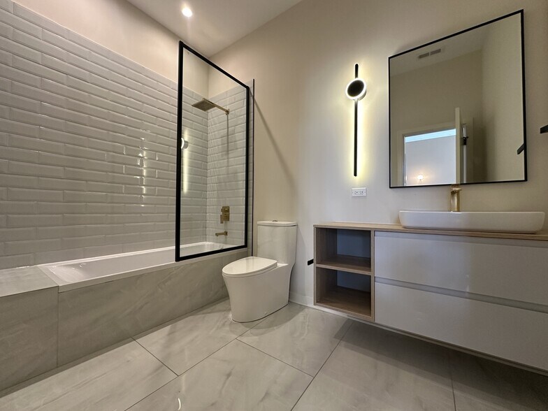 Building Photo - 3215 N Narragansett Ave