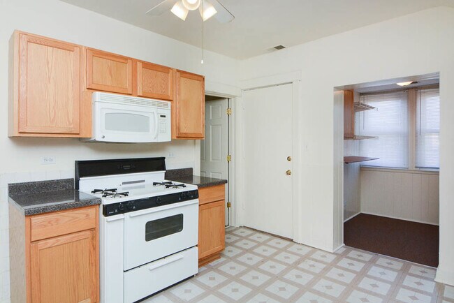 Building Photo - 3040 N Clybourn Ave