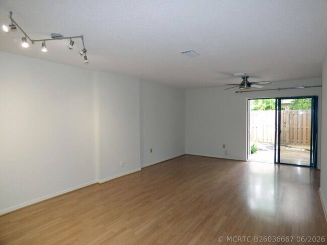 Building Photo - 227 City View Dr