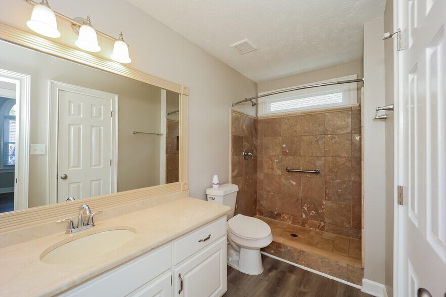 Building Photo - 385 Fairway Ct