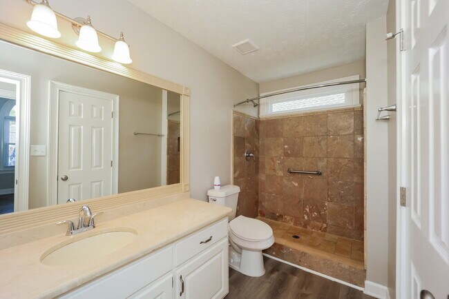 Building Photo - 385 Fairway Ct