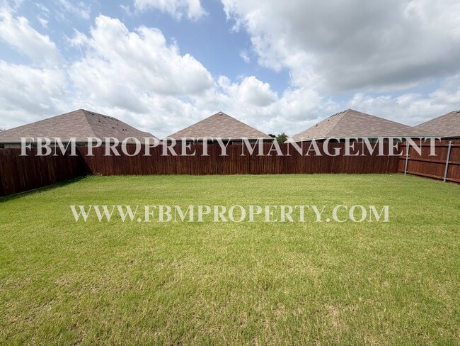 Building Photo - 329 Thoroughbred St