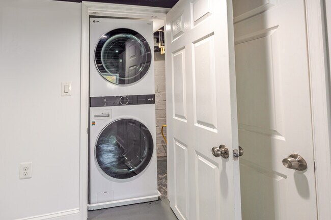 Building Photo - 2726 10th St NE