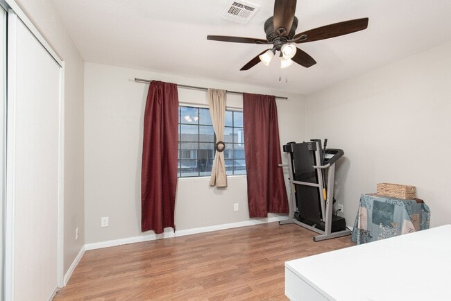 Building Photo - 2nd floor unit in gated community with pool/spa/tennis