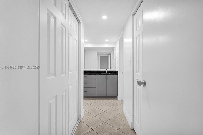 Building Photo - 3401 N Country Club Dr