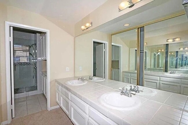 Building Photo - Spacious 2 Bedroom 2-1/2 Bathroom Townhome...