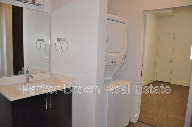 Building Photo - 965 S 200