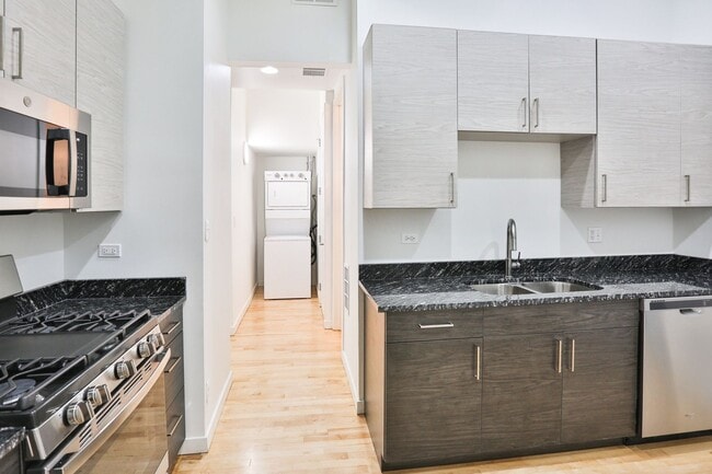 Building Photo - Amazing Wicker park 1 Bedroom with Patio